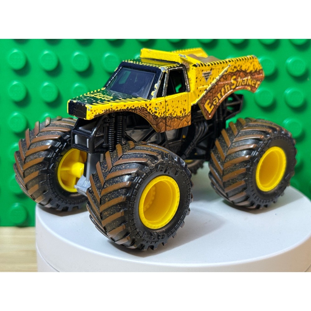 Monster Jam Earth Shaker Monster Truck 1:64 Die-Cast Yellow Mud Treads BKT Tires